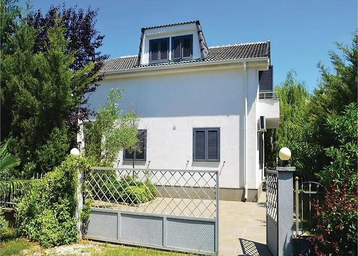 Pishat E Buta 28 펜션 골렘